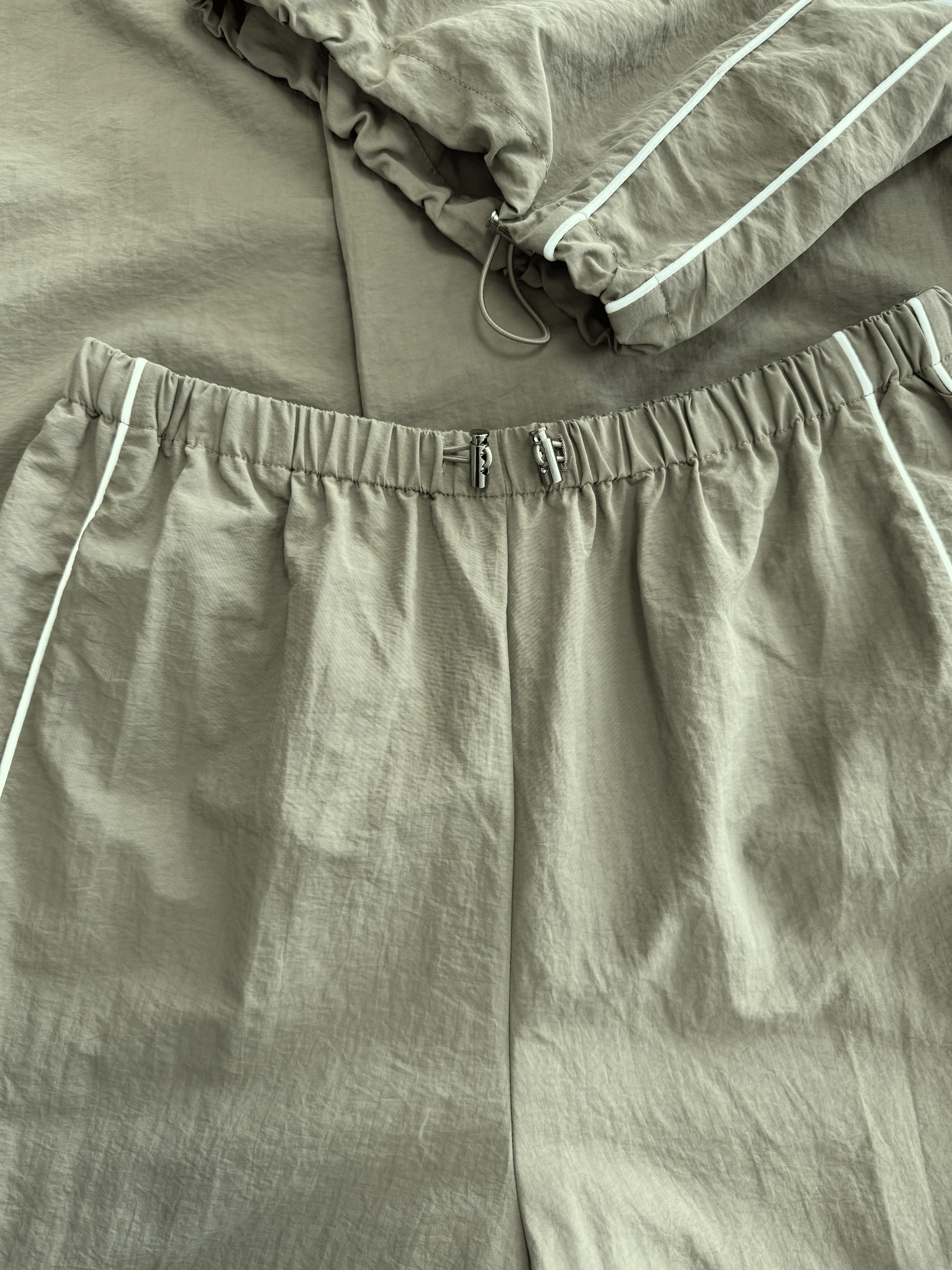 Noor Parachute Pants | Groen | Tall - Image 10
